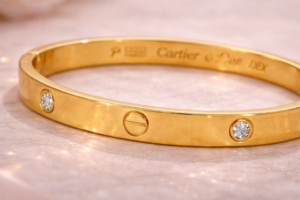 Elegant Screw Bracelet with Crystal